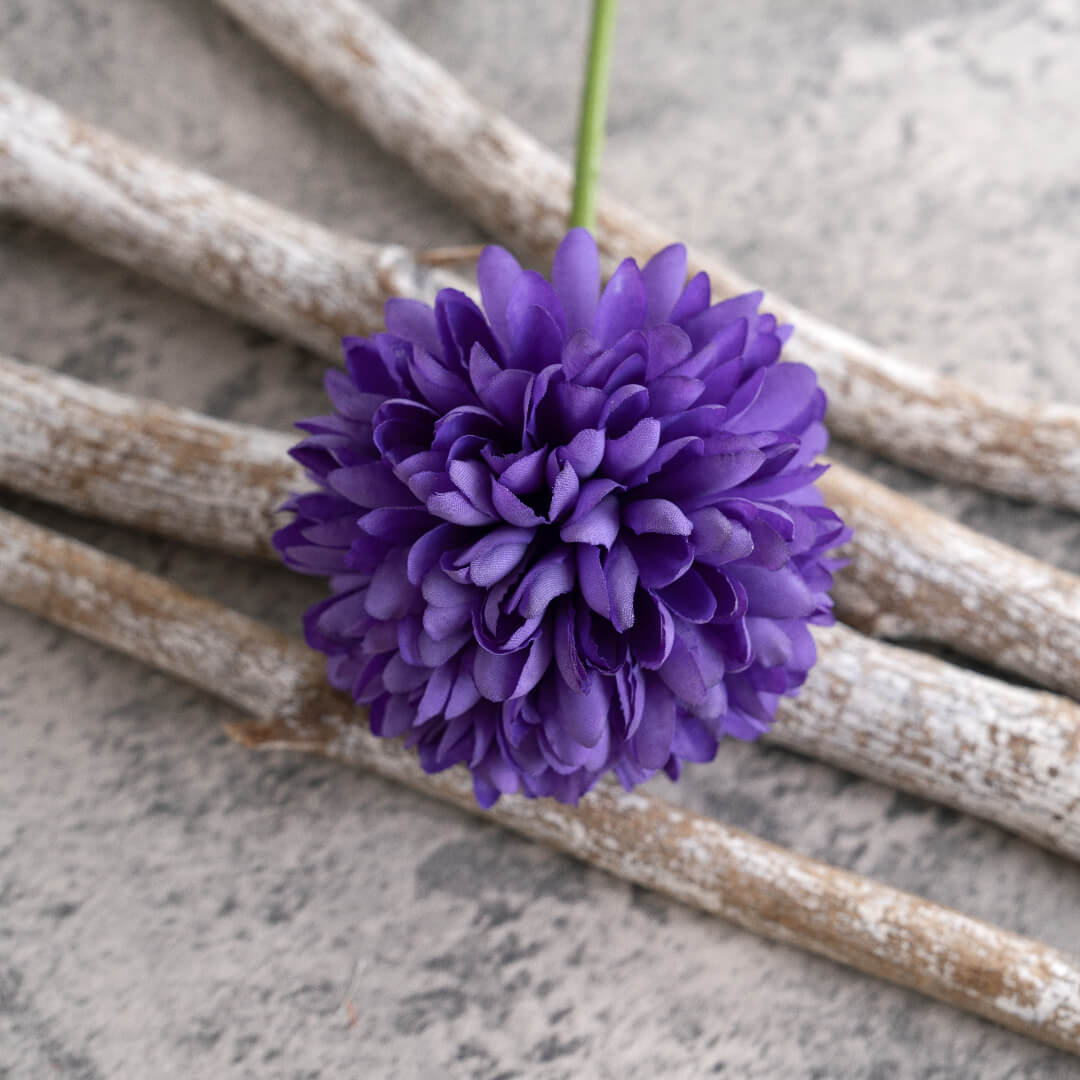 The perfect combination of purple petals injects mystery and elegance into your space, highlighting the exceptional choice of our Premium Artificial Dandelion and Faux Flowers. 🌼