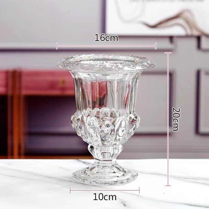 The medium-sized ribbed glass vase, made from premium glass, ensures durability and features a wide opening for easy flower arranging. 🌸