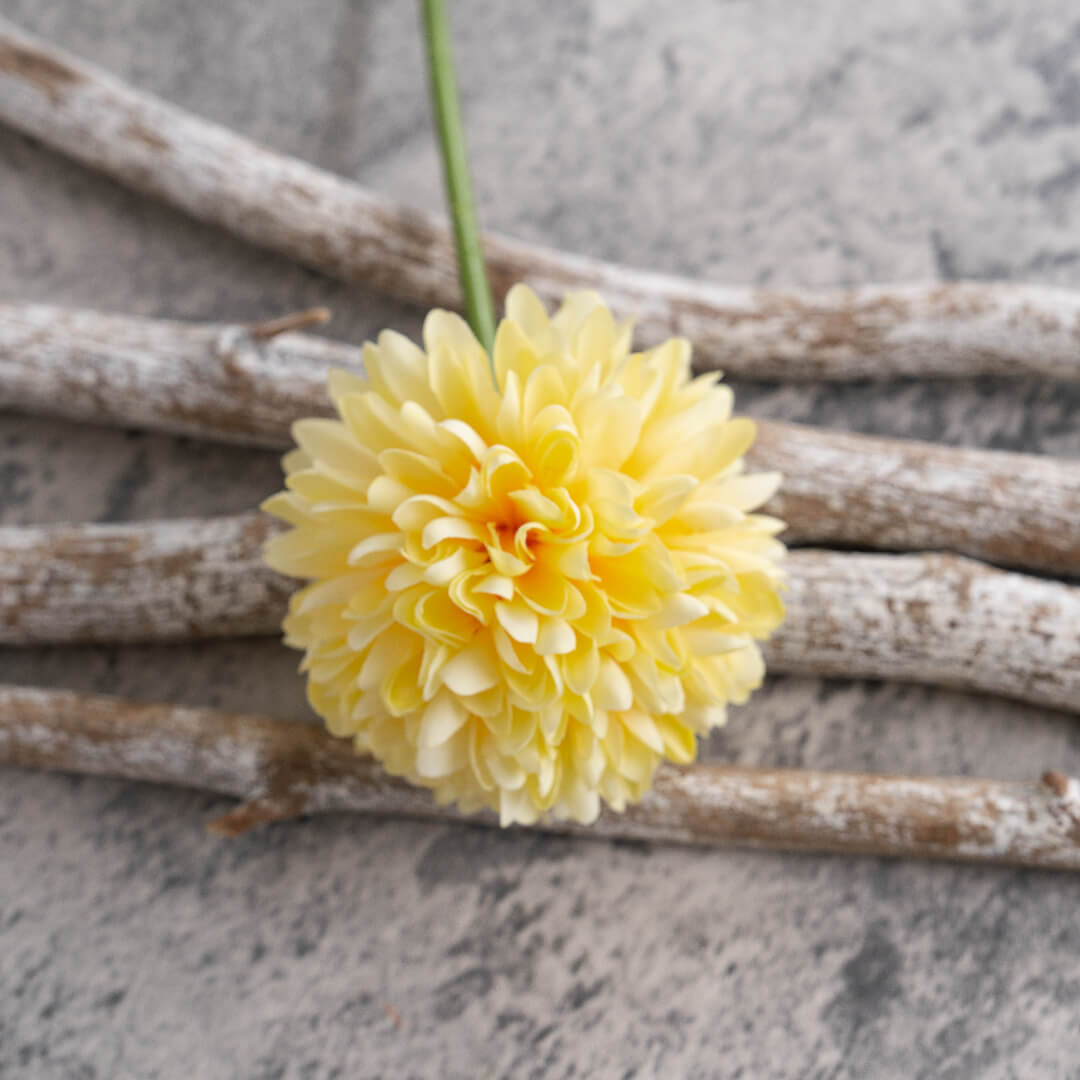 Symbolizing sunshine, the yellow color showcases the beauty of our Premium Artificial Dandelion and Faux Flowers arrangement. 🌼